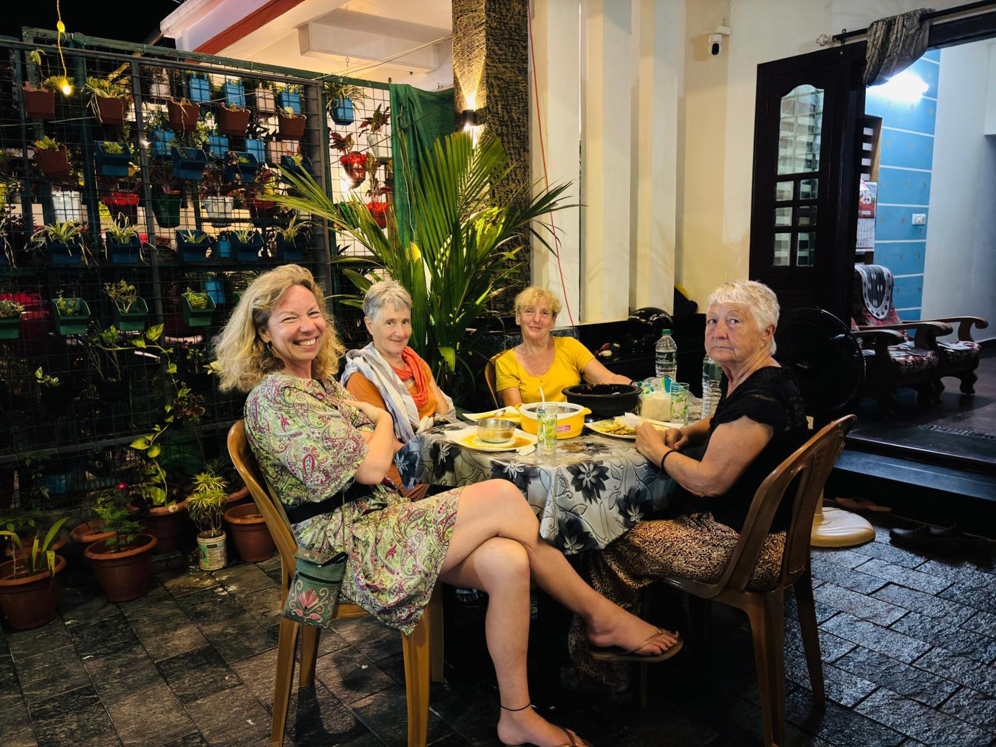Golden Beach Home Stay アーラップーザ県 エクステリア 写真